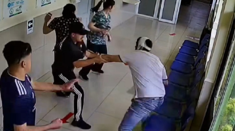 Sujetos entran con violencia al Cesfam Amanecer para agredir a un paciente
