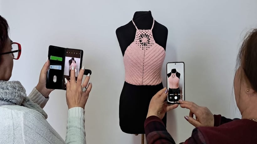 Emprendedoras de Dalcahue fortalecen sus habilidades en fotografía para potenciar sus negocios en línea