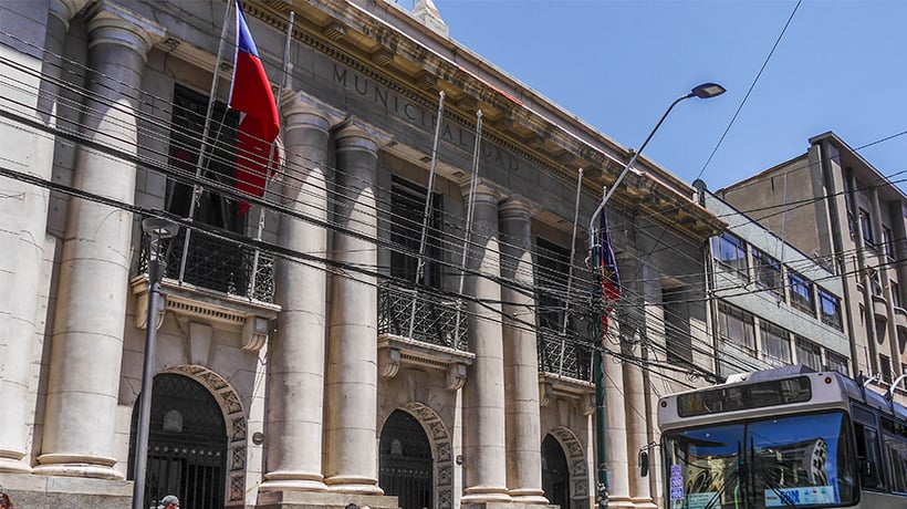 Funcionarios a honorarios inquietos por posibles despidos en la Municipalidad de Valparaíso