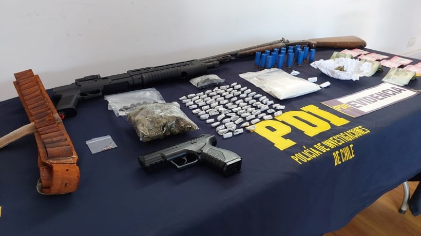 Detuvieron a sujeto que vendía drogas desde su casa en Quillota: tenía armas y una orden pendiente