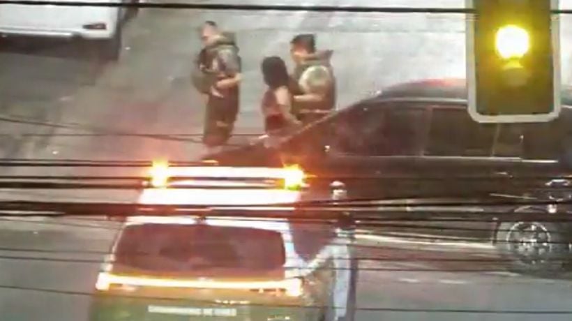 [VIDEO] Cámaras captan a conductora ebria que chocó vehículos estacionados en la vía pública en Iquique