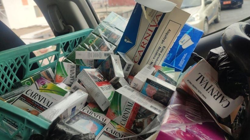 Comerciante huye de fiscalización en la Feria Pantaleón Cortés y deja al descubierto 432 cajetillas de contrabando