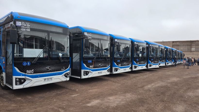 Entregan 24 nuevos buses eléctricos para el transporte público en Tarapacá