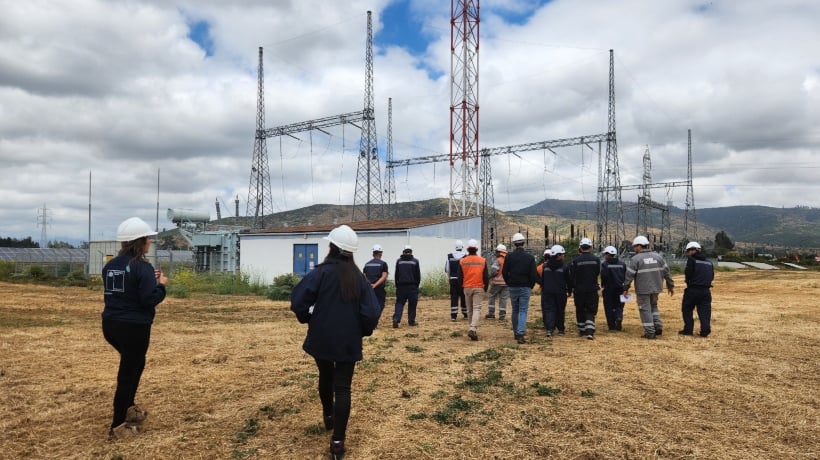Estudiantes de Zapallar conocieron funcionamiento de planta solar en La Ligua