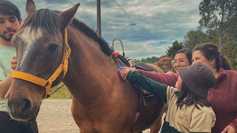 Niños y niñas de la Escuela Kimün Lawal disfrutaron de jornada de equinoterapia en el Centro Marilafken