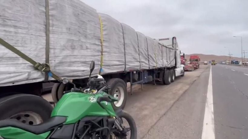 [VIDEO] Sorprenden a dos sujetos que subieron a un camión para robar mercancía en Alto Hospicio