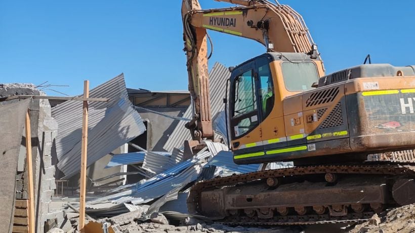 'Bunkers': Demuelen viviendas vinculadas a banda criminal en campamento “Madres Cabeza de Familia” de Antofagasta