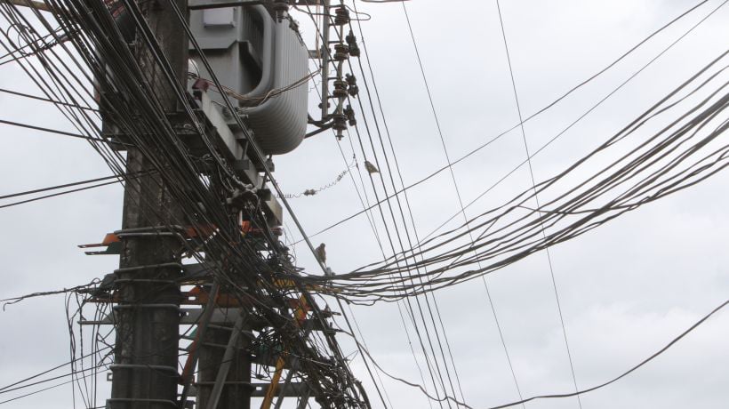 Impulsan coordinación con municipios para eliminar cables en desuso en Los Lagos