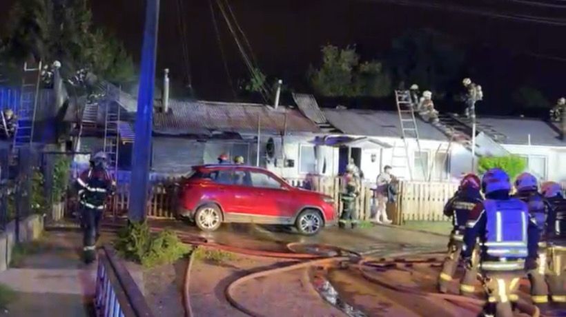 Incendio afectó a cuatro viviendas en población Esmeralda