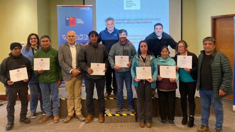 Conadi y Municipalidad de Chonchi entregan certificados de subsidio para obras de riego y drenaje a familias indígenas