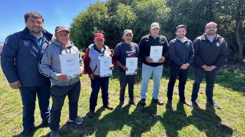 Vecinos del sector sur de Isla Mocha reciben actas de radicación por parte de Bienes Nacionales