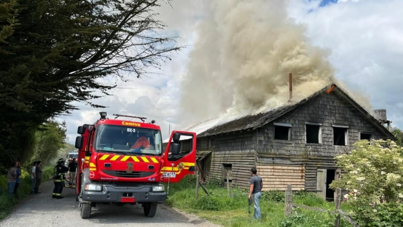 Cinco damnificados dejó incendio en sector Tegualda de Frutillar