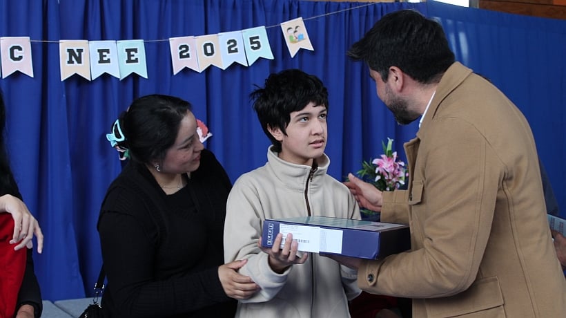 Entregan computadores inclusivos a más de un centenar de estudiantes de Los Lagos