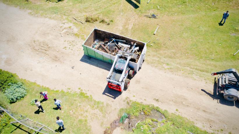 Realizan operativo de limpieza en Isla Santa María: se instalaron contenedores para el retiro de objetos en desuso