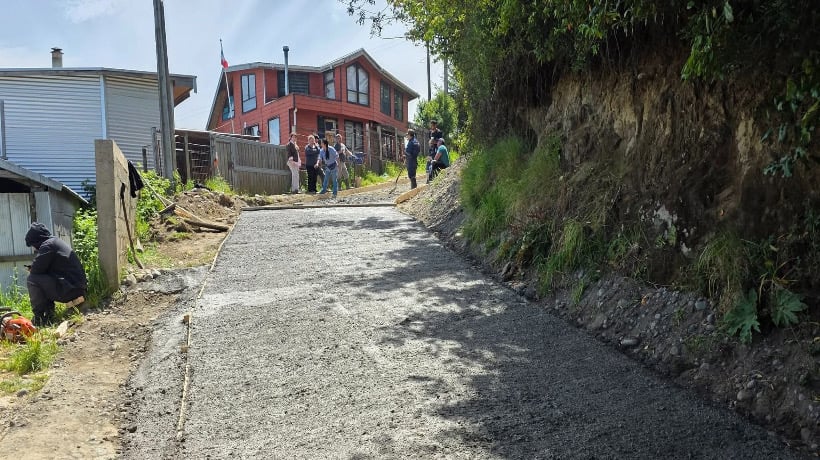 Dalcahue avanza en pavimentación de la cuesta del sector Vista Hermosa