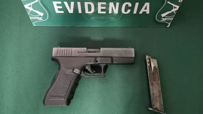 Dos detenidos tras intento de robo en plaza de Valparaíso: al huir arrojaron arma a un basurero