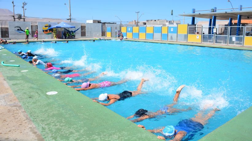 Municipalidad de Alto Hospicio requiere salvavidas, paramédicos y monitores de natación para la temporada de verano