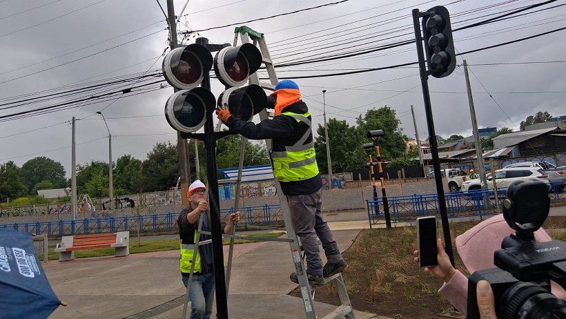 Comenzó a operar semáforo en cruce Ufro y en diciembre entregan obras de remodelación de Pablo Neruda