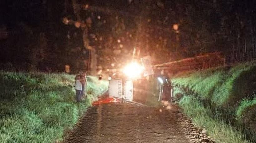 Patrulla de Carabineros volcó en el sector Caucau de Fresia