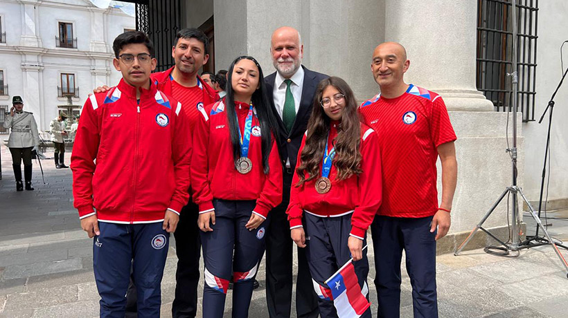 Atleta puyehuina integra delegación regional recibida en La Moneda tras los Parapanamericanos Juveniles