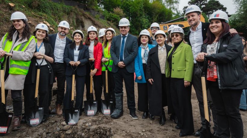 Ministras de Cultura y Obras Públicas colocaron la primera piedra de la Biblioteca Regional en Puerto Montt