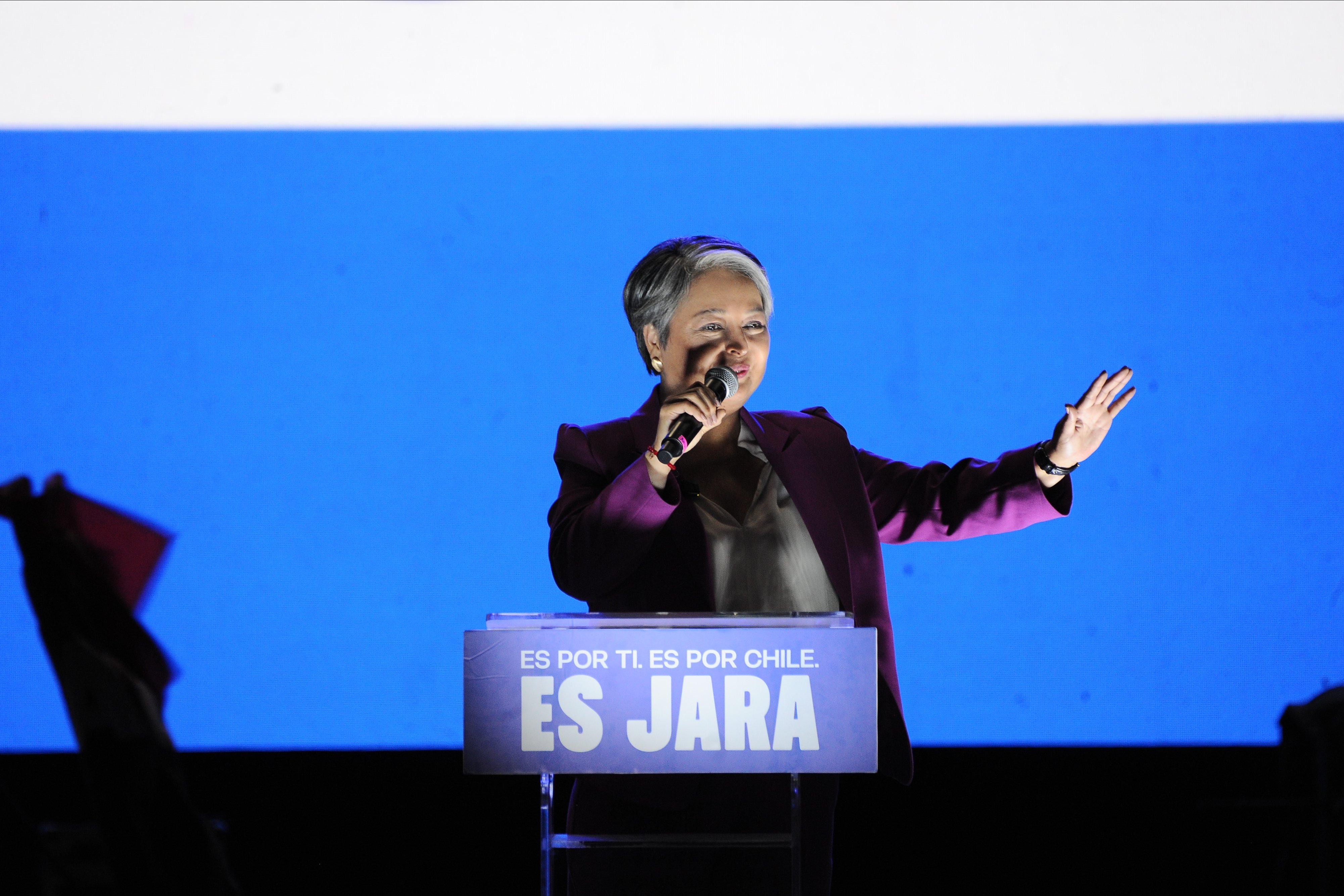 Oposición arremete contra Jara por no detener &quot;en seco&quot; los cánticos contra carabineros en su cierre de campaña