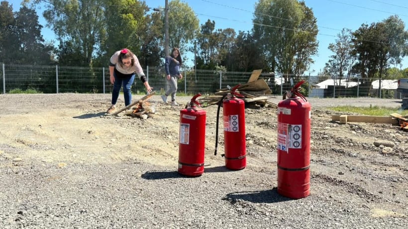 Funcionarios municipales de Chonchi se capacitaron en el uso correcto de extintores
