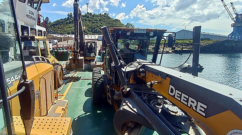 Municipio de Puerto Montt embarcó maquinaria a la isla Tenglo para reparar caminos