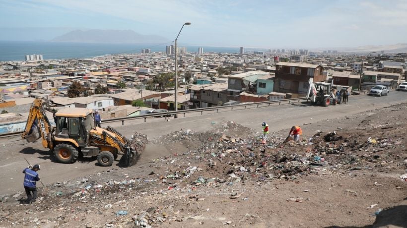 Eliminan basural: 60 toneladas de desechos son retirados de avenida Los Leones en Antofagasta