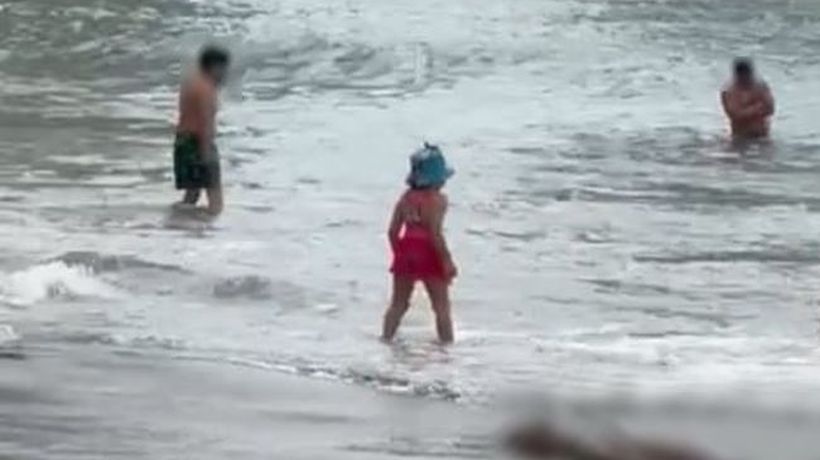 Cuerpo aparece en la orilla de Playa Cavancha y posteriormente fue arrastrado por el mar