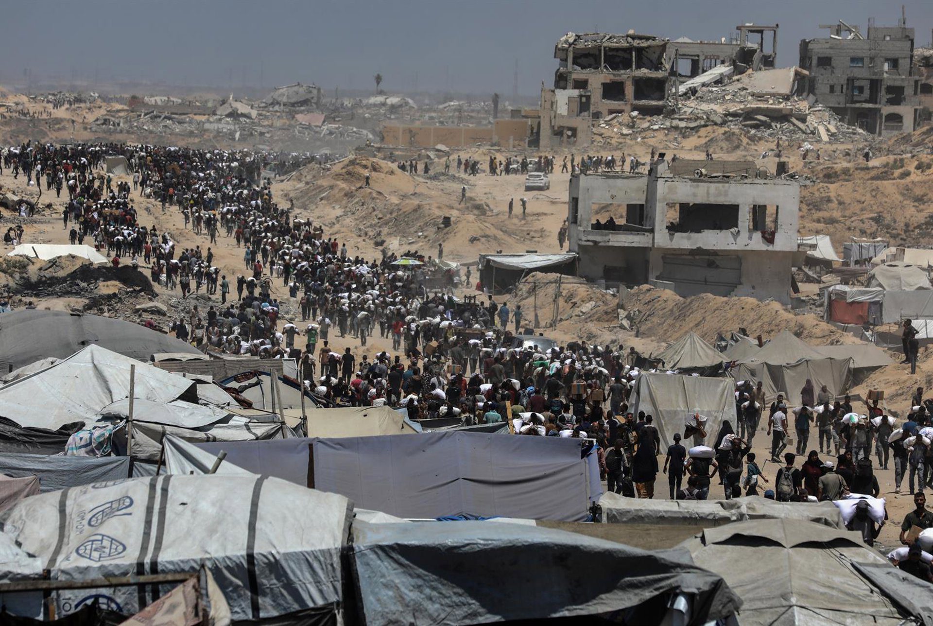 Israel bombardea por tierra, mar y aire el norte y el sur de Gaza pese al alto el fuego