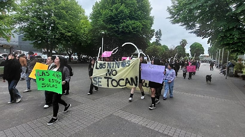 Voces de niñas vulneradas suman fuerza con movilización en el centro de Castro