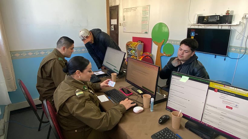 Balance de Carabineros: dos detenidos por órdenes vigentes y bajo flujo de excusas durante la mañana