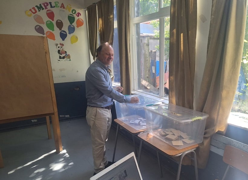 Senador De Urresti ya votó en Valdivia