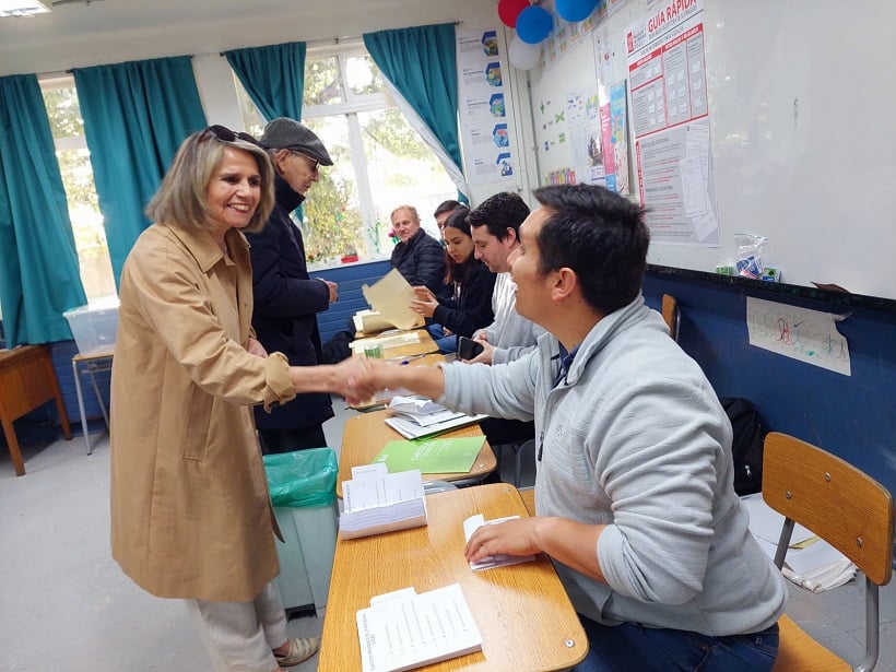 Autoridad provincial del Ranco fue la primera en votar en su mesa
