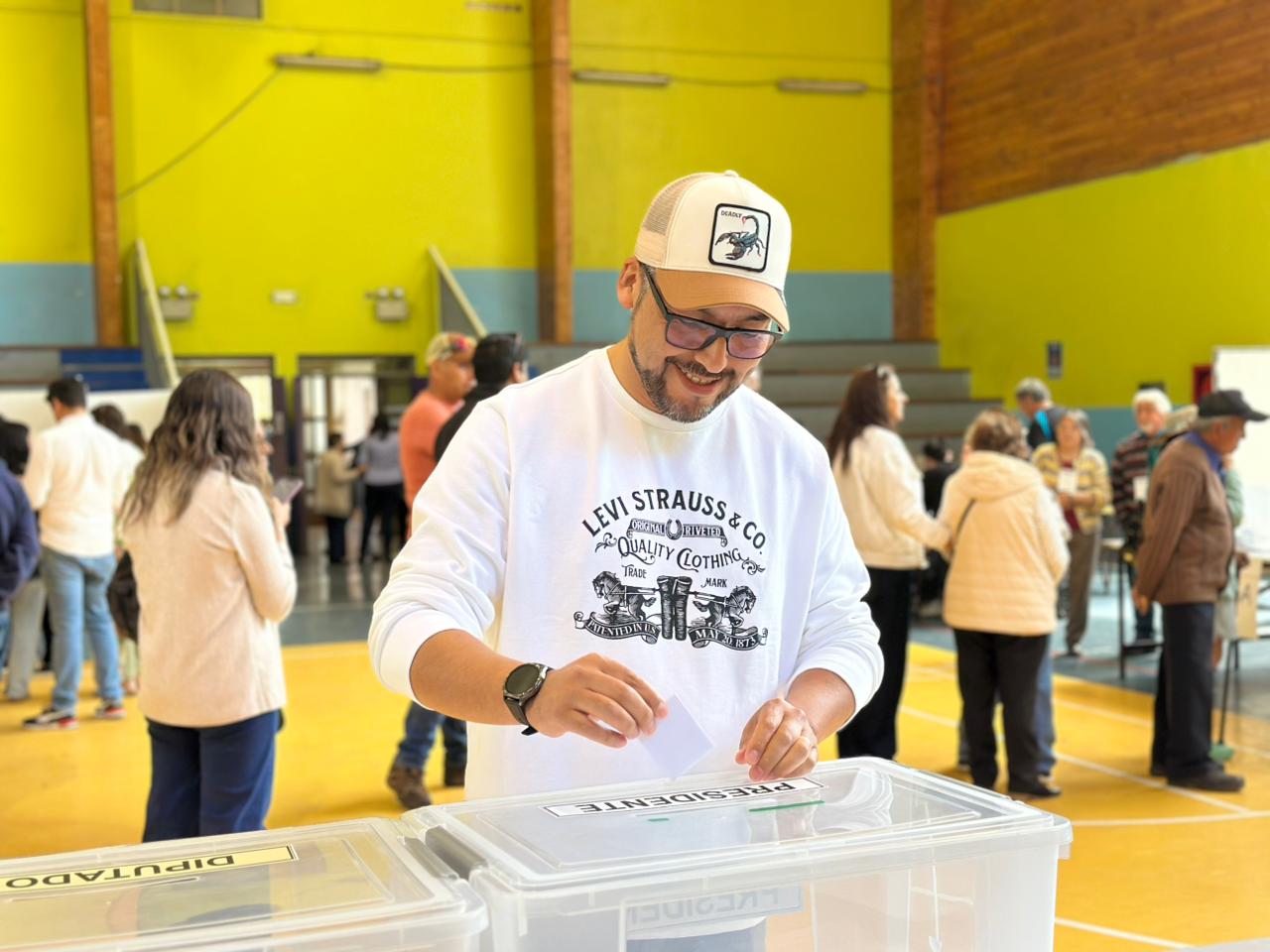 Alcalde González votó en la Escuela Básica de Corral.