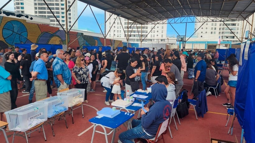Reportan largas filas para sufragar en los distintos locales de votación en Iquique