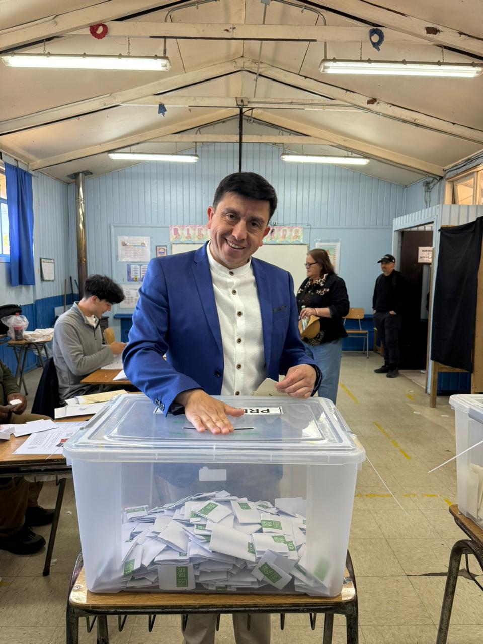 Alcalde de Paillaco votó en el Colegio Proyecto de Futuro