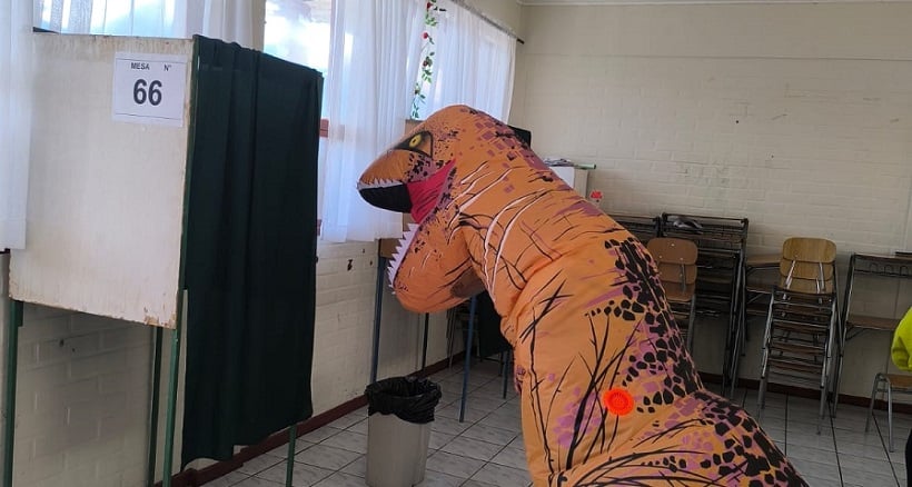 Elector votó disfrazado de Tiranosaurio Rex en Copiapó: no tuvo problemas para ejercer derecho cívico