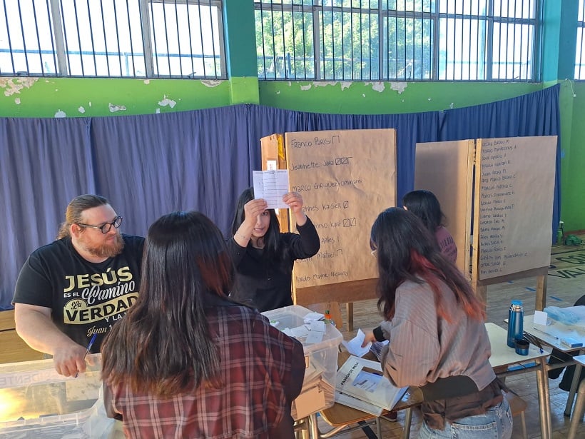 Mesas del Liceo Comercial de Valdivia inician el conteo de votos