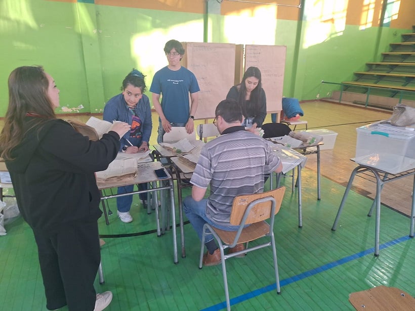 Liceo Comercial de Valdivia inició conteo de votos para la elección de diputadas y diputados