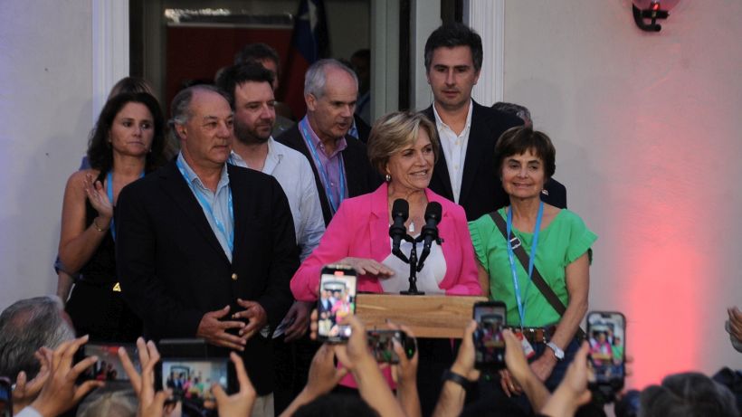 Matthei reconoce derrota en la elección y se traslada al comando de José Antonio Kast