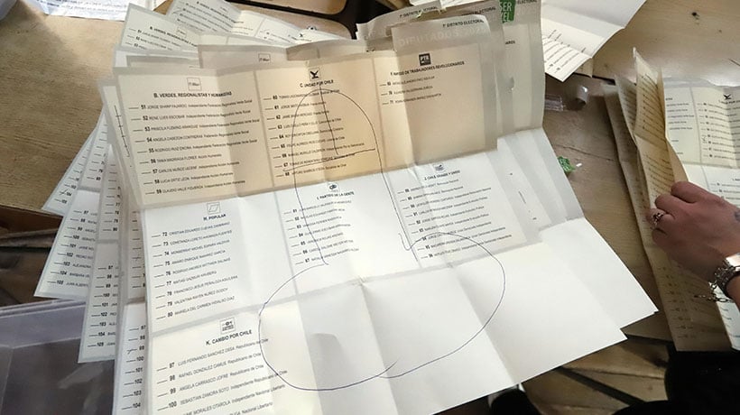 [FOTOS] “Hagan la pega”: insultos y hasta un cigarrillo de marihuana entre los votos nulos en San Antonio