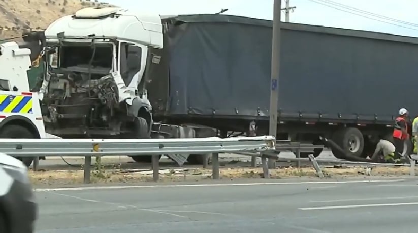 Choque entre camiones provoca corte total de la Ruta 5 Sur