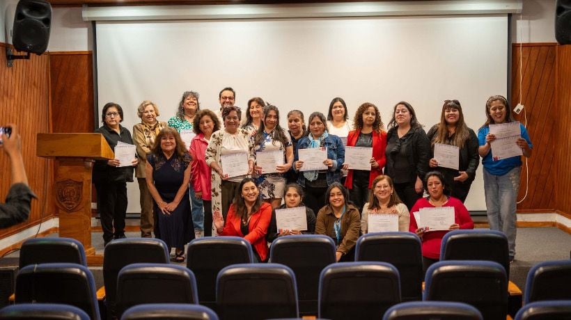 Vecinas de Llanquihue recibieron certificación digital en el Bibliocine