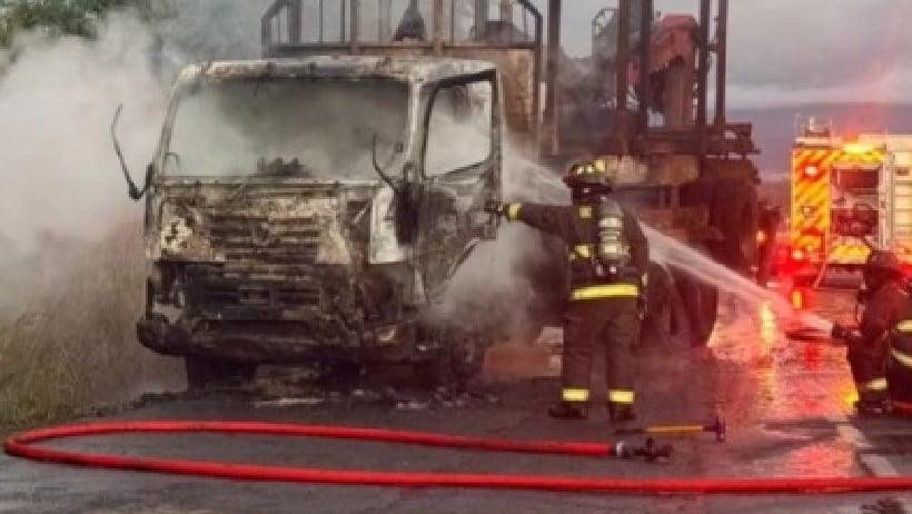 Un camión fue destruido y su chofer fue amenazado en ataque incendiario en La Araucanía