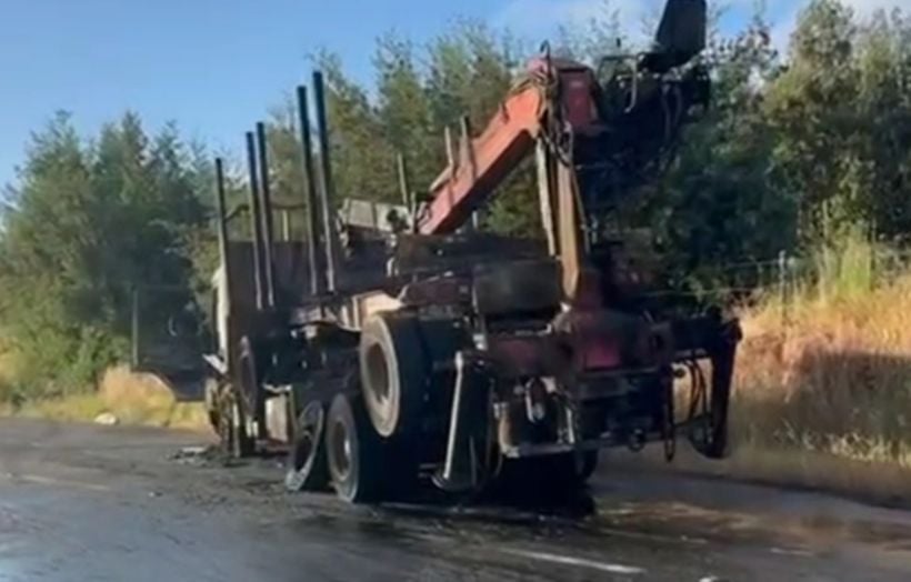 Sexto atentado en La Araucanía: encapuchados queman camión y camioneta en ruta Angol-Collipulli