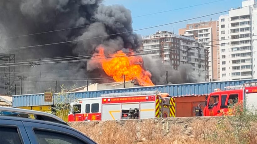 [VIDEO + FOTOS] Incendio afecta al menos a cuatro locales comerciales en Viña del Mar