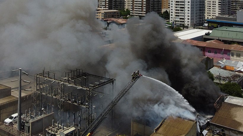 [VIDEO + FOTOS] Incendio en locales de Viña: cerca de 50 mil clientes se mantienen sin suministro eléctrico