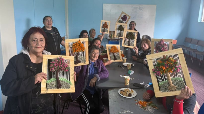 Personas mayores de Dalcahue participaron en taller de telar “El Árbol de la Vida”